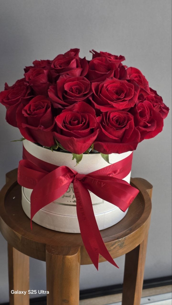 Red Rosas in a Round Box-A Gift of Pure Elegance